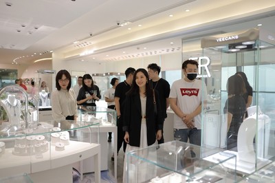 知名女星唐詩(shī)詠到訪永富集團(tuán)，珠寶首飾零售引關(guān)注